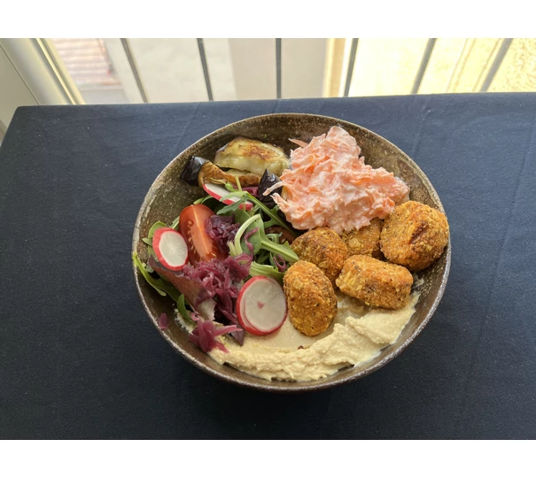 Falafel répa tzatzikivel és hummusz salátával