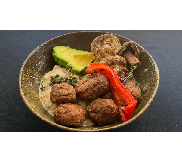 Karfiolpüré bulgurból készült húsgombóccal, pirított gombával és avokádóval