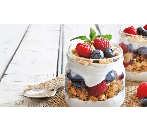 Joghurt parfé bogyós gyümölcsökkel