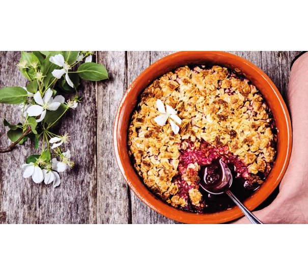 Erdei gyümölcsös-kakukkfüves  morzsasütemény barnacukros  tejszínhabbal