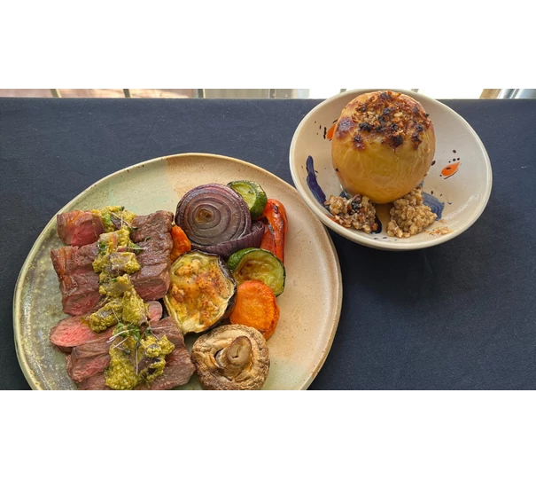 Marha steak grillezett zöldségekkel és töltött alma