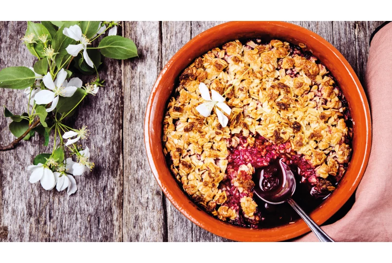 Erdei gyümölcsös-kakukkfüves  morzsasütemény barnacukros  tejszínhabbal